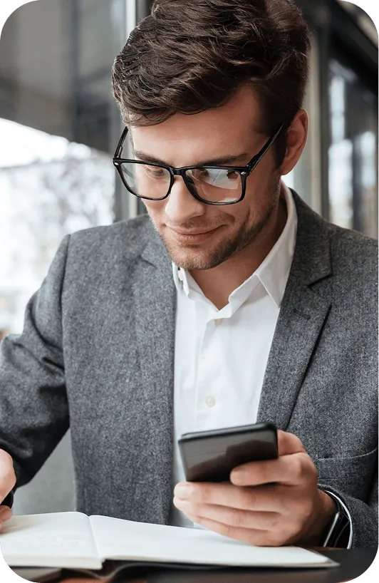 Hombre trabajando en laptop